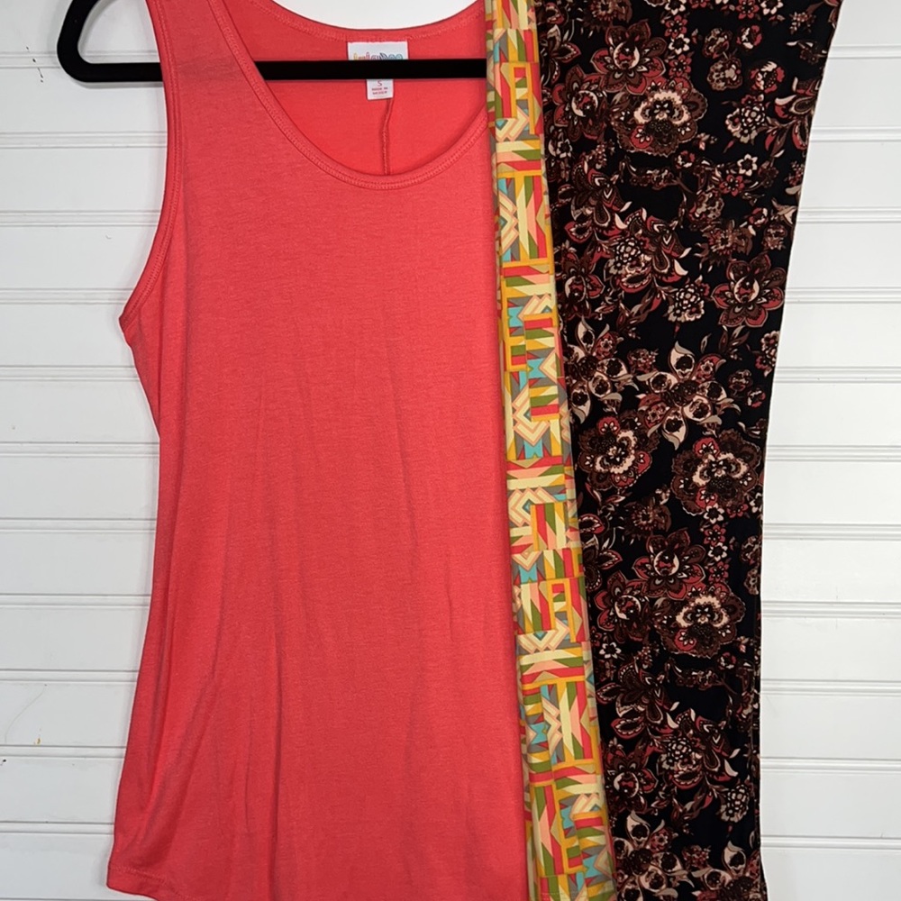 LulaRoe solid pink small tank top outfit OS leggings floral pastel geometric set